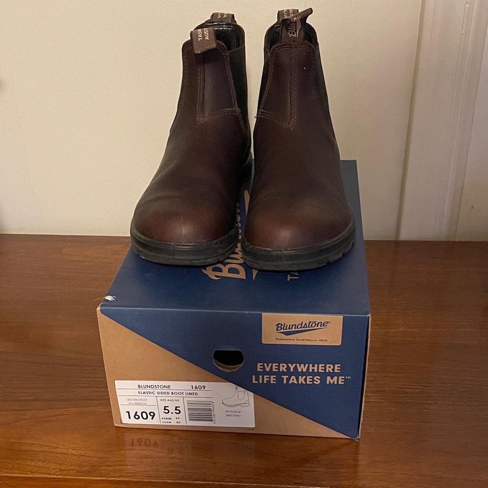 Blundstone Classic Chelsea Boot 1609 Antique Brown EUC in Box!